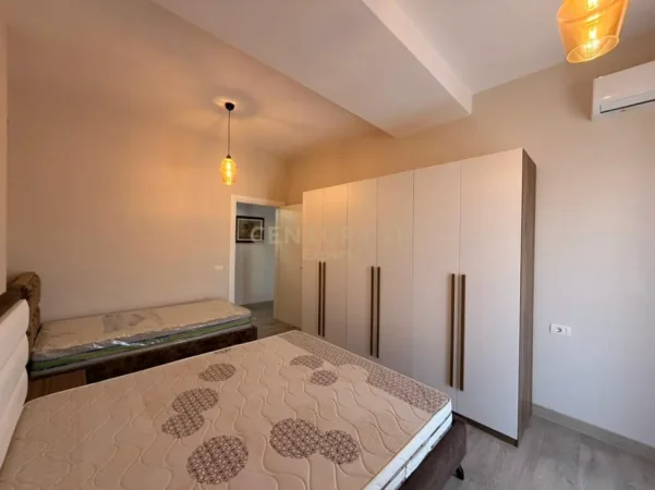 Tirane, jepet me qera apartament 1+1 Kati 2, 90 m² 600 € (xhamlliku)