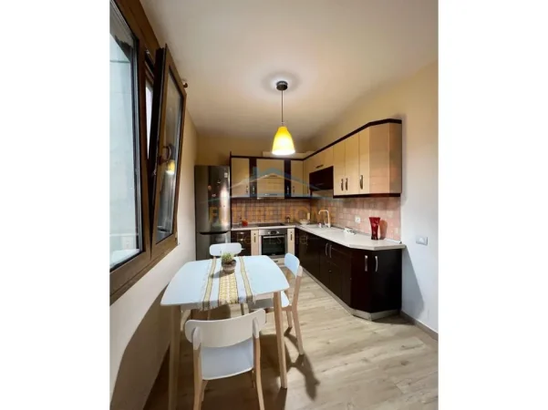 Tirane, jepet me qera apartament 1+1 Kati 8, 81 m² 850 € (Myslym Shyri, Rruga Him Kolli)