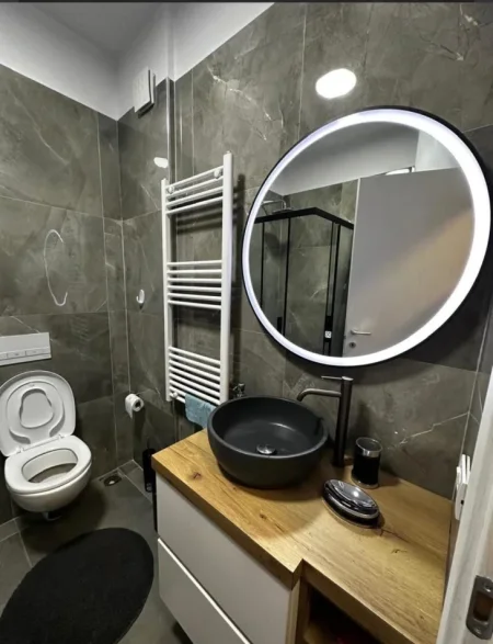 Tirane, jepet me qera apartament 1+1 Kati 4, 54 m² 700 € (Komuna E Parisit)