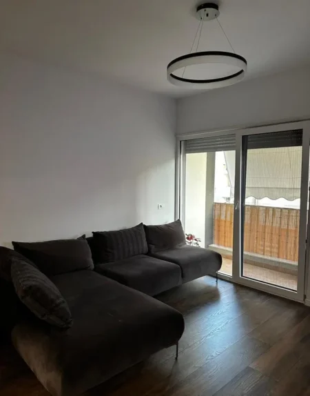 Tirane, jepet me qera apartament 1+1 Kati 4, 54 m² 700 € (Komuna E Parisit)