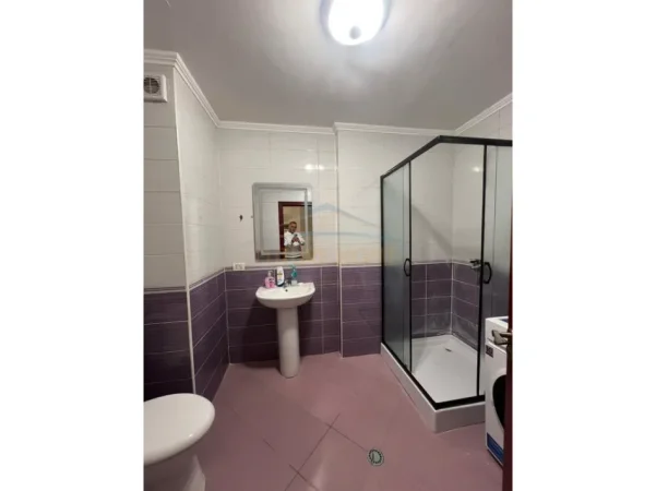 Tirane, jepet me qera apartament 2+1 Kati 1, 100 m² 600 € (Prane Bar Artisti)
