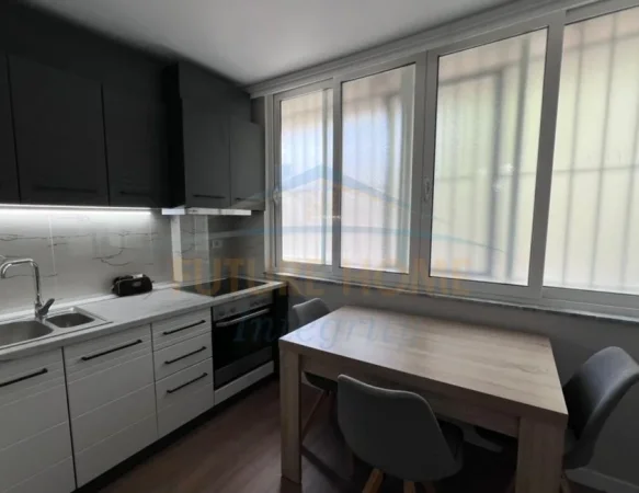 Tirane, jepet me qera apartament 2+1 Kati 1, 58 m² 900 € (Blloku)