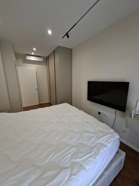 APARTAMENT 1+1 ME QIRA NE RRUGEN  E BARRIKADAVE 600 EURO