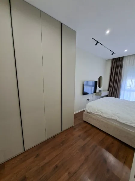 APARTAMENT 1+1 ME QIRA NE RRUGEN  E BARRIKADAVE 600 EURO