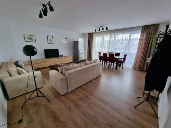 Tirane, jepet me qera apartament 1+1 Kati 5, 85 m² 750 € (Qender Rruga Mine Peza)