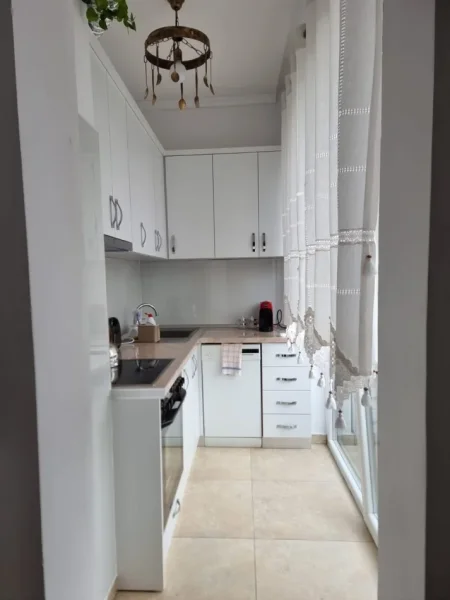 Tirane, jepet me qera apartament 1+1 Kati 5, 85 m² 750 € (Qender Rruga Mine Peza)