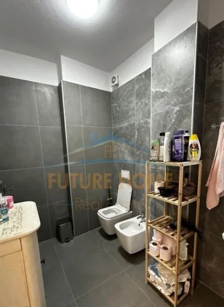Tirane, jepet me qera apartament 2+1 Kati 7, 86 m² 500 € (Univers City)