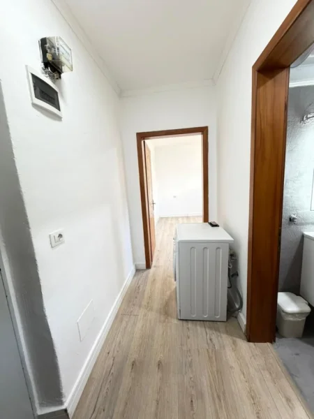 Tirane, jepet me qera apartament 1+1 Kati 1, 30 m² 300 € (Myslym Shyri)