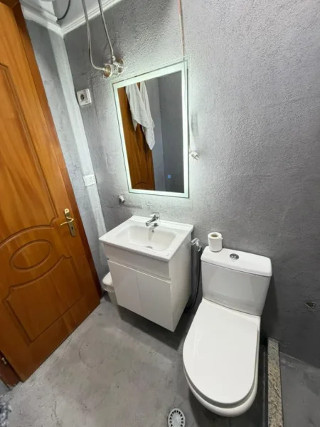 Tirane, jepet me qera apartament 1+1 Kati 1, 30 m² 300 € (Myslym Shyri)