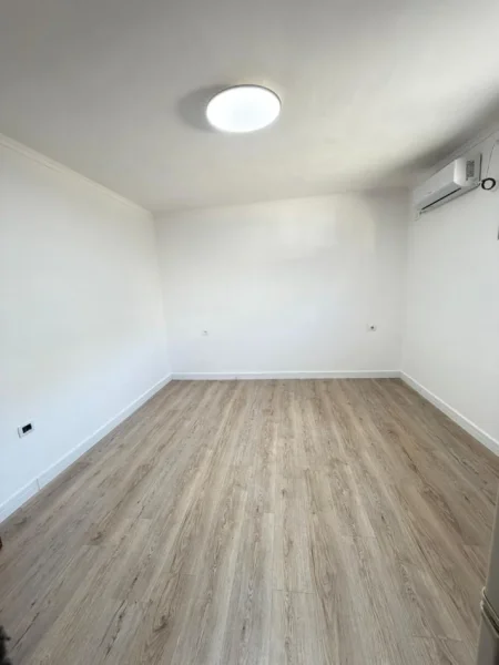 Tirane, jepet me qera apartament 1+1 Kati 1, 30 m² 300 € (Myslym Shyri)