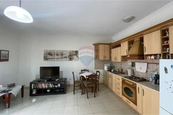 Tirane, jepet me qera apartament 1+1 , 60 m² 550 € (Komune e Parisit)