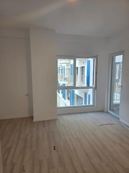Tirane, jepet me qera zyre Kati 3, 100 m² 1.000 € (PRANE RING CENTER)
