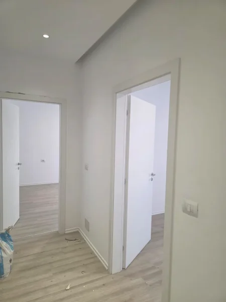 Tirane, jepet me qera zyre Kati 3, 100 m² 1.000 € (PRANE RING CENTER)
