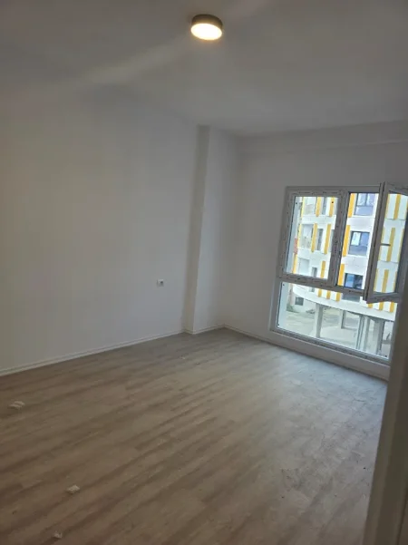 Tirane, jepet me qera zyre Kati 3, 100 m² 1.000 € (PRANE RING CENTER)
