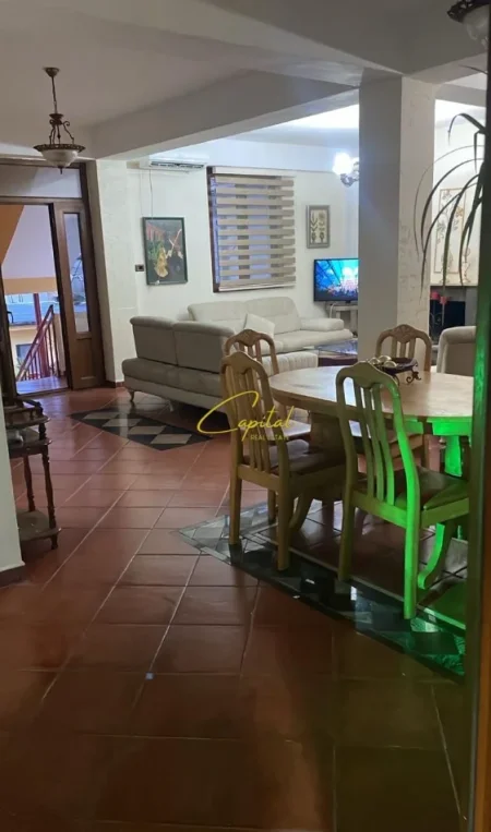 Tirane, jepet me qera apartament 2+1 Kati 2, 150 m² 550 € (ALI DEMI)