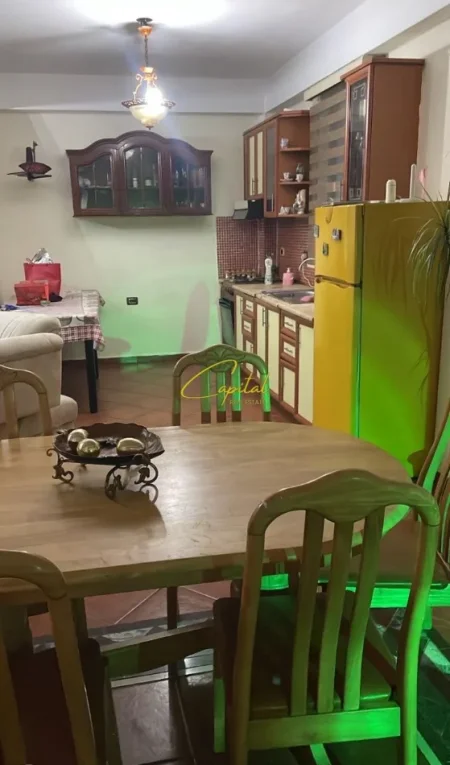 Tirane, jepet me qera apartament 2+1 Kati 2, 150 m² 550 € (ALI DEMI)