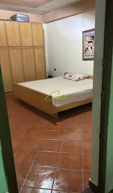 Tirane, jepet me qera apartament 2+1 Kati 2, 150 m² 550 € (ALI DEMI)