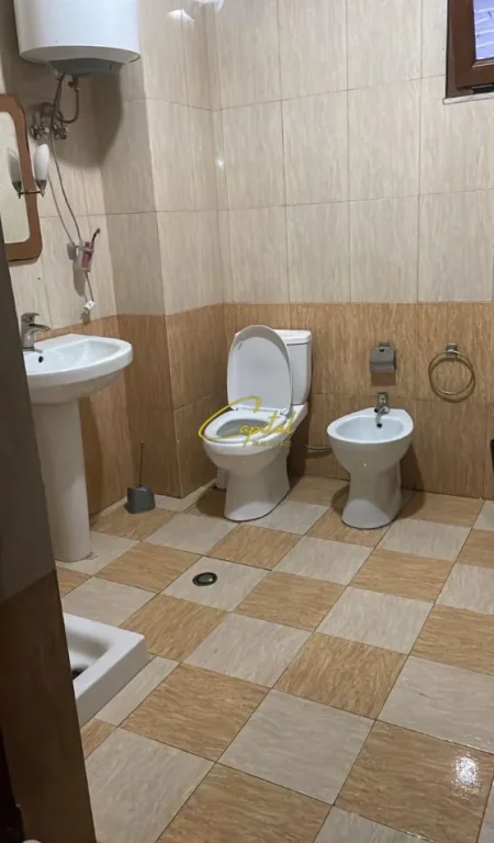 Tirane, jepet me qera apartament 2+1 Kati 2, 150 m² 550 € (ALI DEMI)