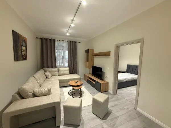 Tirane, jepet me qera apartament 1+1+Ballkon Kati 1, 80 m² 850 € (Blloku, pranë Gardës)