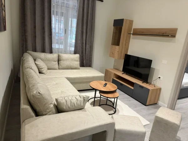 Tirane, jepet me qera apartament 1+1+Ballkon Kati 1, 80 m² 850 € (Blloku, pranë Gardës)