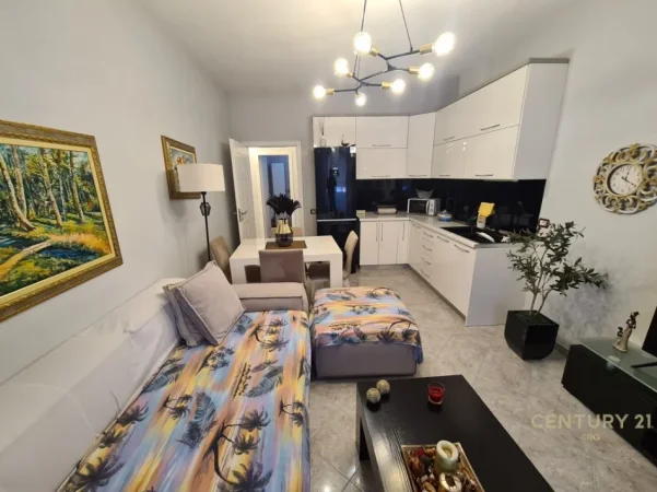 Tirane, jepet me qera apartament 1+1+Ballkon Kati 7, 58 m² 600 € (globe)