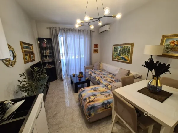 Tirane, jepet me qera apartament 1+1+Ballkon Kati 7, 58 m² 600 € (globe)