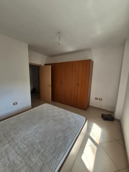 Tirane, jepet me qera apartament 1+1 Kati 1, 60 m² 300 € (Yzberisht)