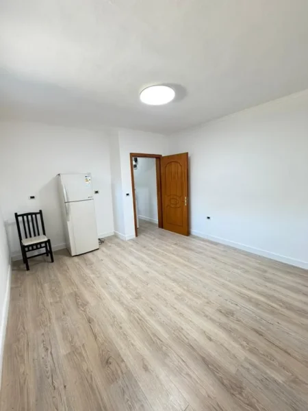Tirane, jepet me qera ambjent biznesi Kati 1, 30 m² 300 € (Myslym Shyri)