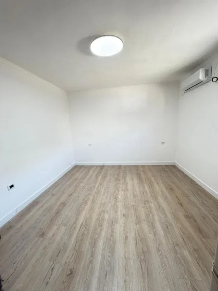 Tirane, jepet me qera ambjent biznesi Kati 1, 30 m² 300 € (Myslym Shyri)