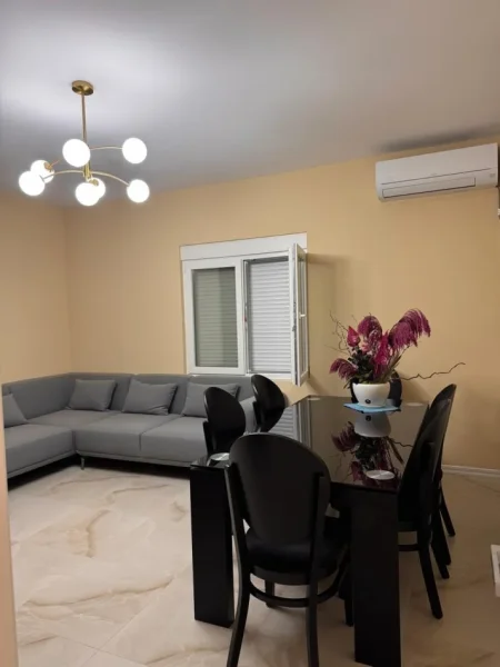 Tirane, jepet me qera apartament 2+1 Kati 1, 145 m² 1.000 € (Presidential Palace)