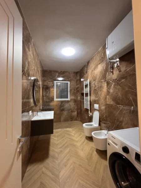 Tirane, jepet me qera apartament 2+1 Kati 1, 145 m² 1.000 € (Presidential Palace)