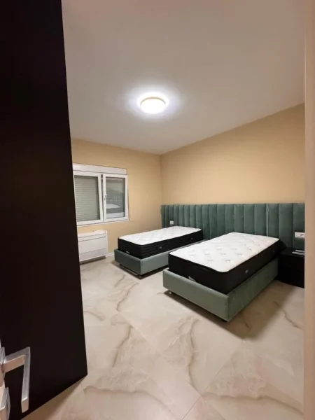 Tirane, jepet me qera apartament 2+1 Kati 1, 145 m² 1.000 € (Presidential Palace)