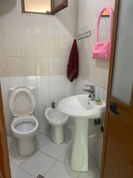 Tirane, jepet me qera shtepi 2+1+Ballkon Kati 1, 96 m² 400 € (ne fund te rruges 5 Maji Tirane.)