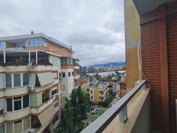 Tirane, jepet me qera apartament 1+1 Kati 3, 70 m² 650 € (Rruga Peti, Liqeni i Thate)