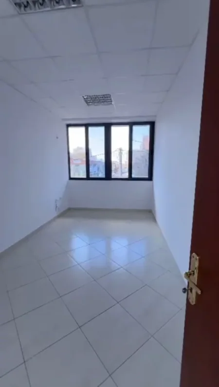Tirane, jepet me qera ambjent biznesi Kati 1, 131 m² 1.500 € (Rruga Dritan Hoxha)