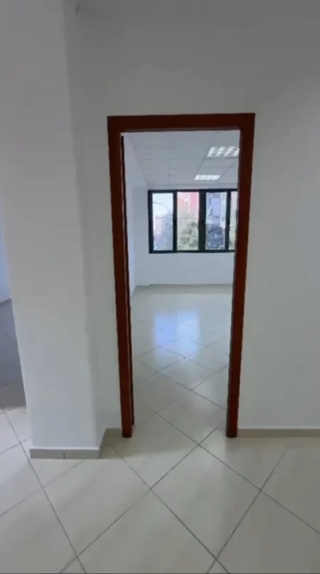 Tirane, jepet me qera ambjent biznesi Kati 1, 131 m² 1.500 € (Rruga Dritan Hoxha)