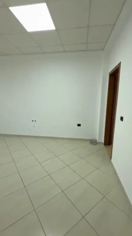 Tirane, jepet me qera ambjent biznesi Kati 1, 131 m² 1.500 € (Rruga Dritan Hoxha)