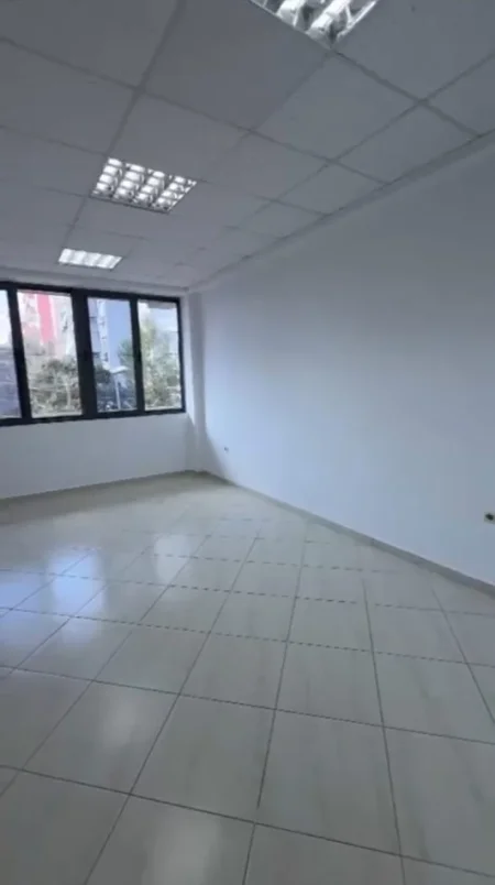Tirane, jepet me qera ambjent biznesi Kati 1, 131 m² 1.500 € (Rruga Dritan Hoxha)