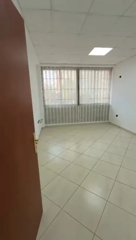 Tirane, jepet me qera ambjent biznesi Kati 1, 131 m² 1.500 € (Rruga Dritan Hoxha)