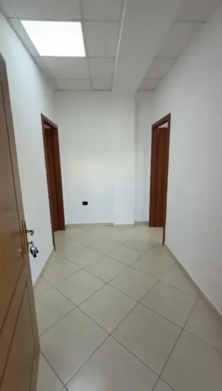 Tirane, jepet me qera ambjent biznesi Kati 1, 131 m² 1.500 € (Rruga Dritan Hoxha)