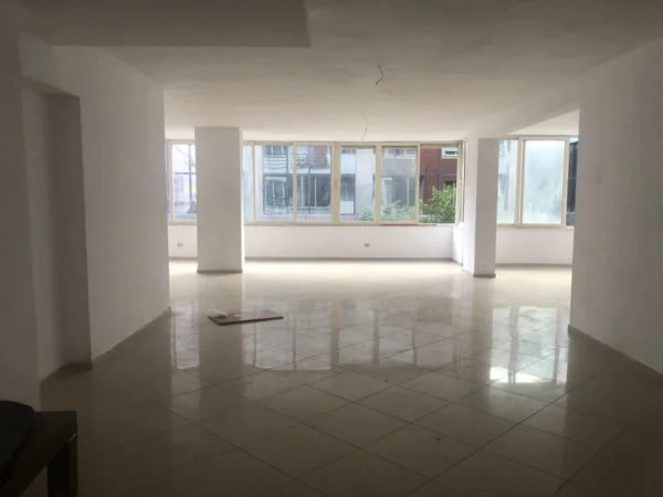 Tirane, jepet me qera ambjent biznesi Kati 1, 160 m² 500 € (Bulevardi Blu Kamez)