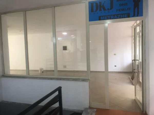 Tirane, jepet me qera ambjent biznesi Kati 1, 160 m² 500 € (Bulevardi Blu Kamez)