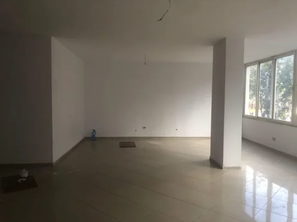 Tirane, jepet me qera ambjent biznesi Kati 1, 160 m² 500 € (Bulevardi Blu Kamez)