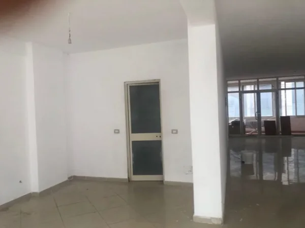 Tirane, jepet me qera ambjent biznesi Kati 1, 160 m² 500 € (Bulevardi Blu Kamez)