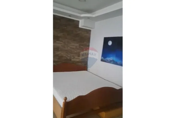 Shqiperi, jepet me qera apartament 1+1 Kati 1, 30 m² 300 € (Varri bamit)