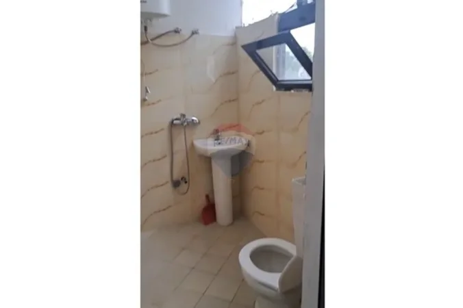 Shqiperi, jepet me qera apartament 1+1 Kati 1, 30 m² 300 € (Varri bamit)