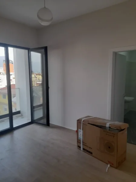 Tirane, jepet me qera zyre Kati 2, 100 m² 1.200 € (VASIL SHANTO)