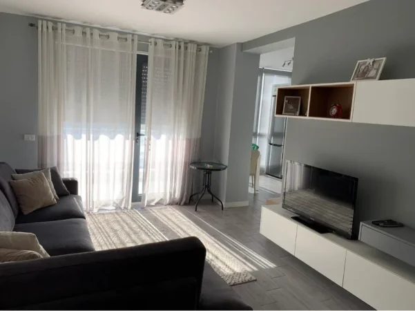 Tirane, jepet me qera apartament 1+1+Ballkon Kati 4, 98 m² 600 € (FUSHA E AVIACIONIT)