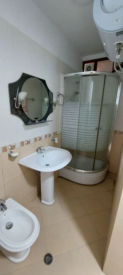 Tirane, jepet me qera apartament 1+1+Ballkon Kati 6, 65 m² 400 € (PAZARI I RI)