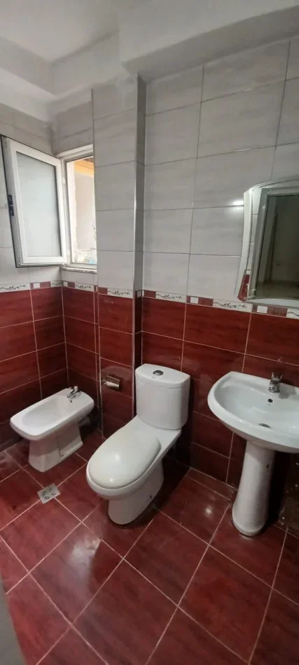 Tirane, jepet me qera apartament 3+1 Kati 2, 100 m² 400 € (Xhamllik)